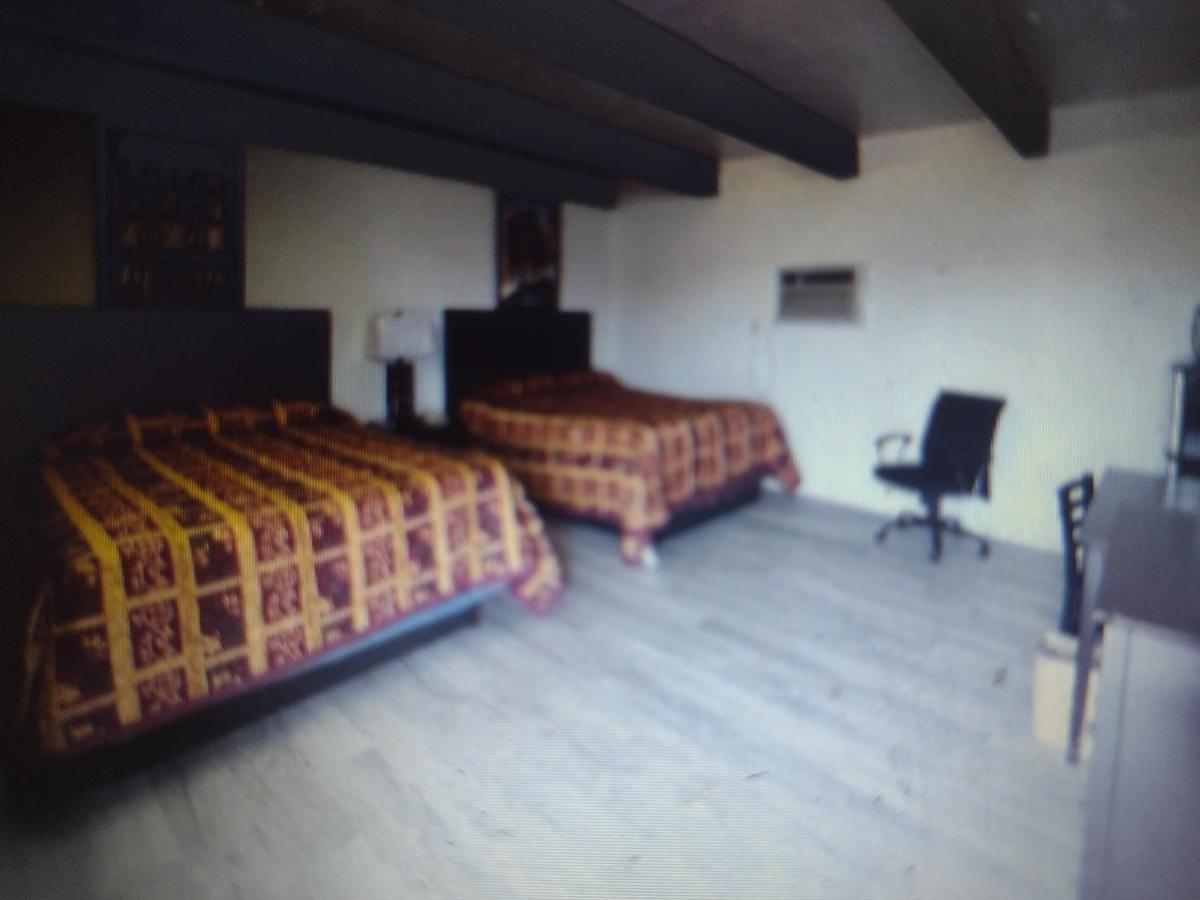 Budget Inn & Suites -Super-Ice Cold Spotless Rooms- Door-To-Door Lit Parking & Lowest Price Plus Hbo Max,Spanish Tv, Internet Free!! Freer Экстерьер фото